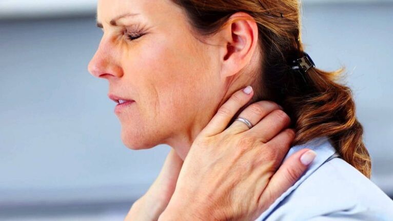 A dor nas costas no pescozo é unha síndrome reflexa da osteocondrose cervical