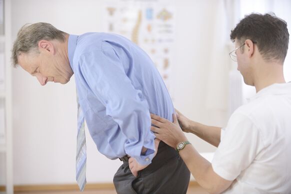 Con dor nas costas na rexión lumbar, é necesario ir ao médico para o diagnóstico